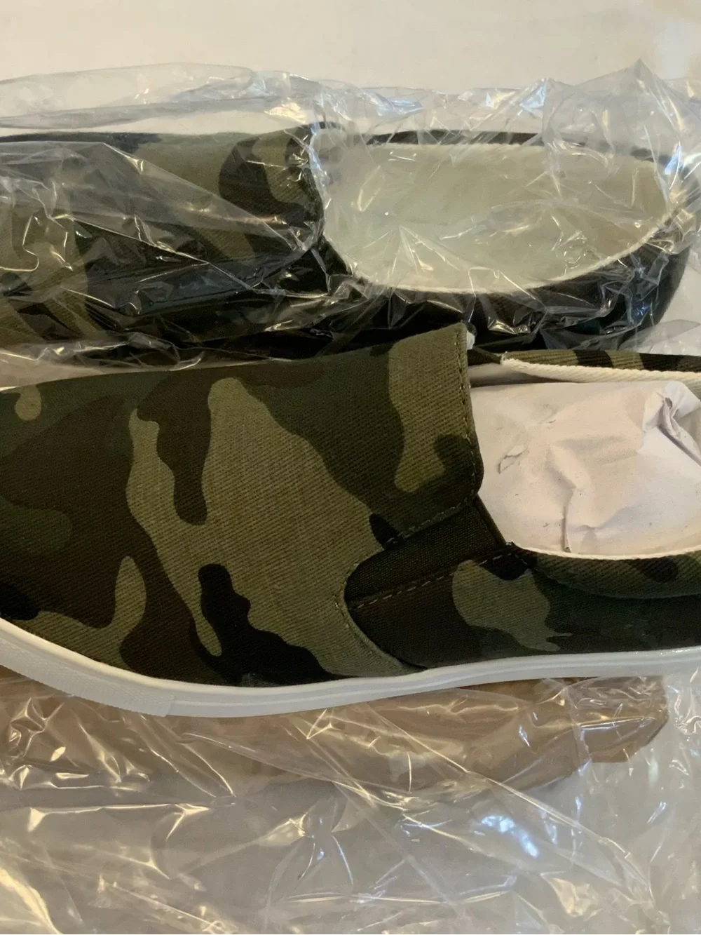 Womens Camo Slip-On Sneakers new size 7 sku 3324
